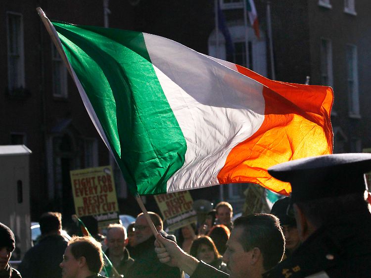 Die Stimmung in Irland ist extrem angespannt: An den Märkten zweifeln die Beobachter an den Plänen der Regierung.