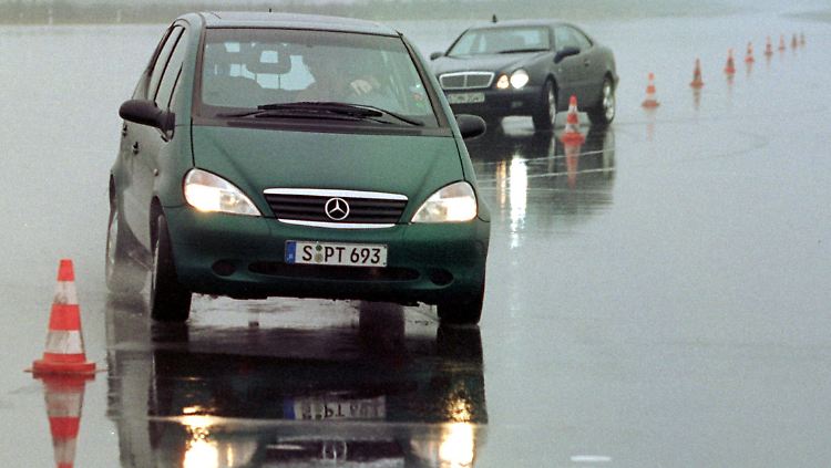 Eine A-Klasse kippte beim sogenannten Elchtest 1997 um. Teil des Tests ist abruptes Hin- und Herlenken. 