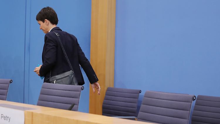 Frauke Petry verlässt die Bundespressekonferenz - und die AfD. Seither sind ihr rund 20 bekannte AfD-Gesichter gefolgt.