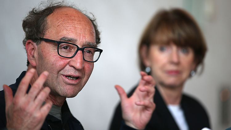 Dogan Akhanli und Oberbürgemeisterin Henriette Reker auf der Pressekonferenz in Köln.