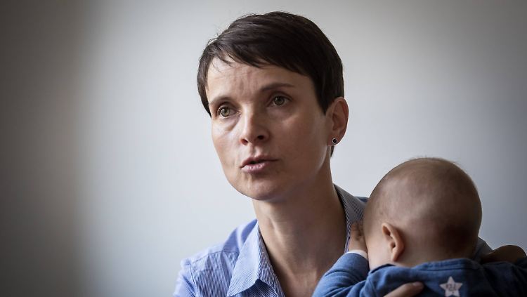 Frauke Petry mit Sohn Ferdinand: Die Zielgruppe ihrer neuen Partei sieht sie nicht primär in AfD-Kreisen.