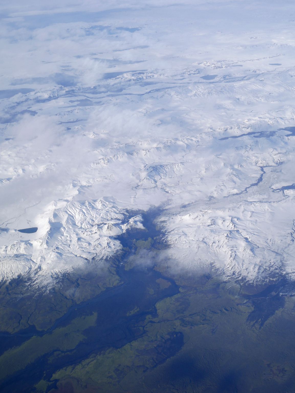 Island ist das Land der Vulkane und Gletscher. Vom oben kann man diese Vielfalt wunderbar beobachten. Werfen wir einen Blick auf den Westen des Landes.