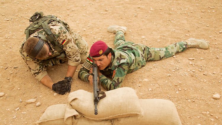 Eine von vielen Einweisungen aus den letzten Jahren: Ein Bundeswehrsoldat und ein kurdischer Peschmerga nahe Erbil.