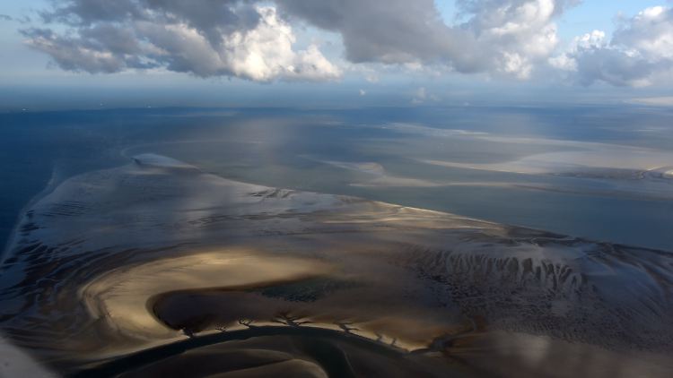Wolken über dem Wattenmeer vor Büsum (Schleswig-Holstein).