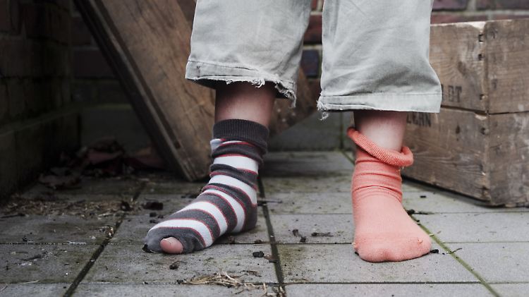 Als arm gilt, wer in einer Familie lebt, die mit weniger als 60 Prozent des durchschnittlichen Haushaltsnettoeinkommens auskommen oder staatliche Grundsicherung beziehen muss.