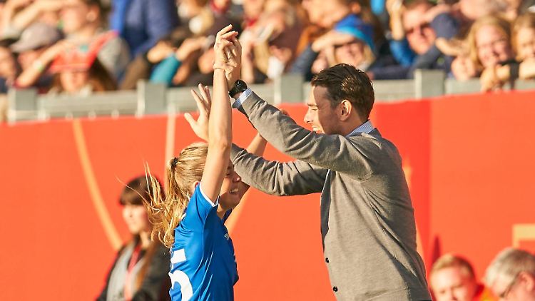 Elin Jensen und und Trainer Freyr Alexandersson sind sich einig, es gegen Deutschland ganz ordentlich gemacht zu haben.