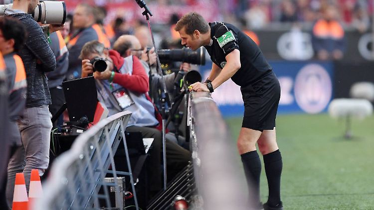 Auf Wunsch der Schiedsrichter weitet der DFB den Einsatz der Videoschiedsrichter aus.