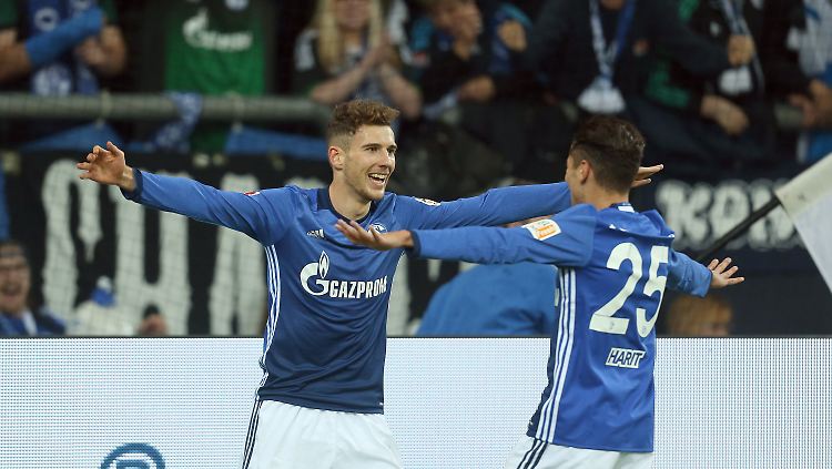 Torschütze Leon Goretzka (l) lupfte den Ball zum 1:0 ins Tor.