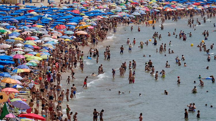 Badegäste in Benidorm - eines der Top-Ziele bei britischen Spanien-Urlaubern.