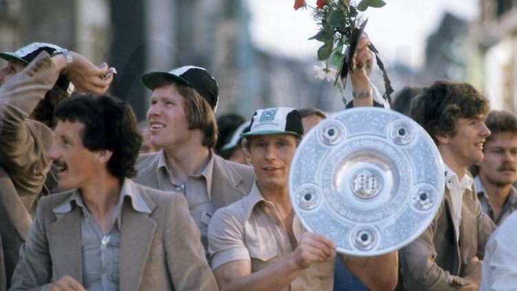 Am Saisonende lagen Berti Vogts und seine Gladbacher haarscharf vor den Kaufhof-Schalkern.