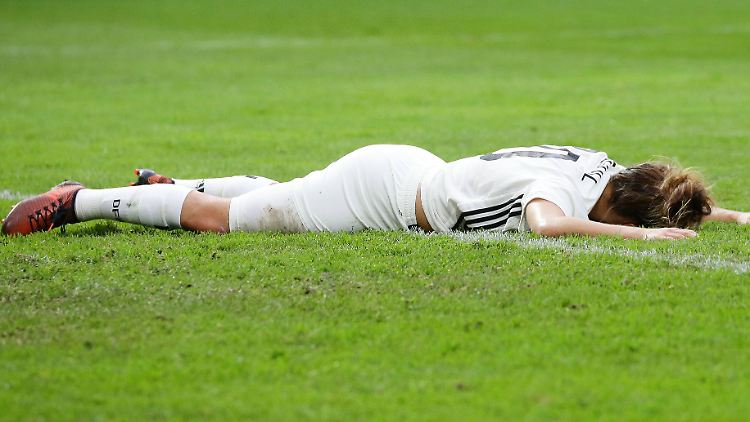 Der deutsche Frauenfußball am Boden - dieses Symbolbild gab es am Freitag in Wiesbaden zu sehen.