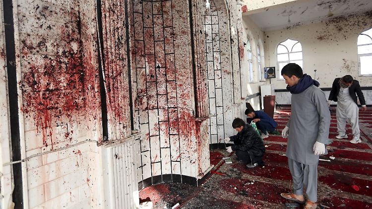 Ein Selbstmordattentäter sprengt sich in einer vollbesetzten Kabuler Moschee in die Luft.