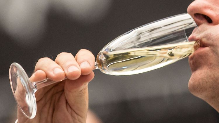 Inzwischen wirbt die kanadische Airline mit einem "Glas Sekt zur Begrüßung" auf ihrer Website.