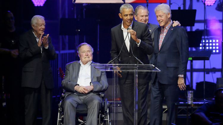 Da sind sie: Die ehemaligen US-Präsidenten Jimmy Carter, George Bush Sen., Barack Obama, George W. Bush und Bill Clinton (von links nach rechts) auf der Bühne in College Station zu Beginn des Konzertes.