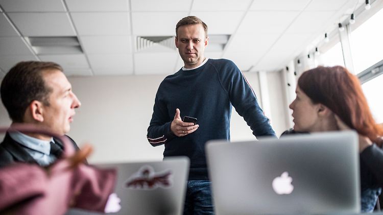 Alexei Nawalny fuhr vom Gefängnis direkt in sein Büro, um weiter an seiner Kampagne zu arbeiten.