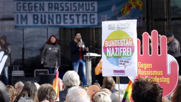Mehrere tausend Menschen sind zu der Demonstration gekommen.