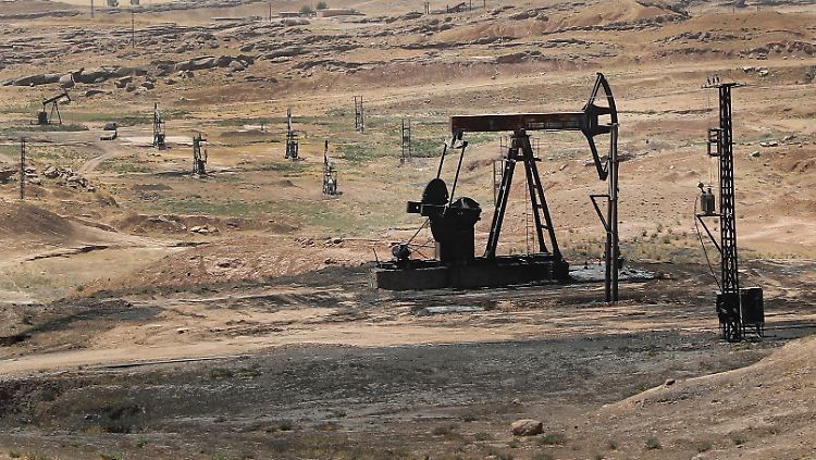 Ölquellen wie diese im Nordosten Syriens waren lange die wichtigste Einnahmequelle des IS.