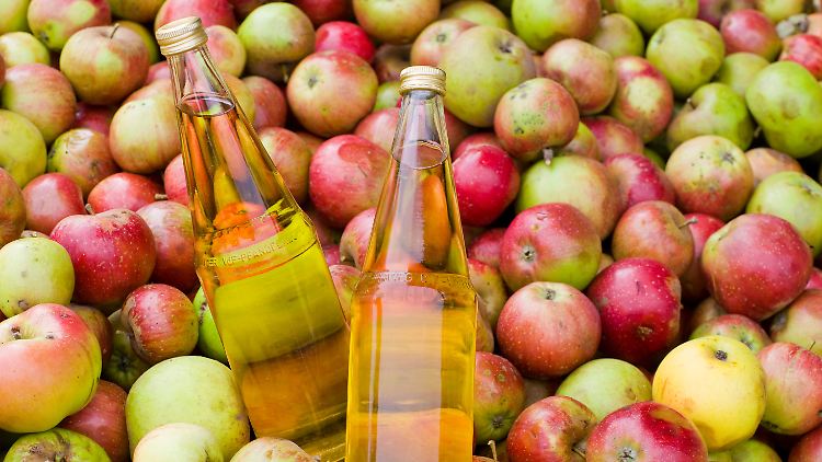 Im Schnitt trinkt in Deutschland jeder etwa 7,5 Liter Apfelsaft im Jahr, erklärt der Verband der deutschen Fruchtsaft-Industrie.