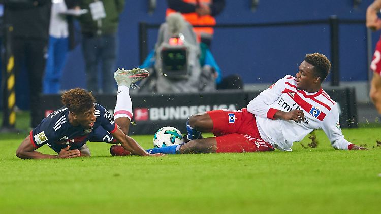 Klares Foul - und zwar von Gideon Jung am Münchner Kingsley Coman. Die Frage war nur, ob der Hamburger dafür Gelb oder Rot sieht.