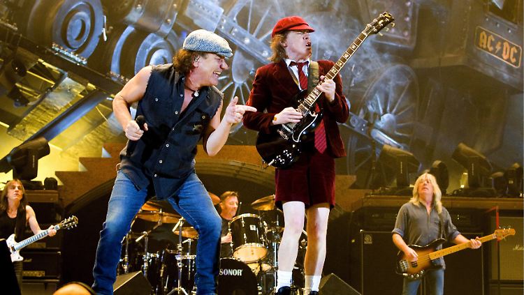 Die Band um Angus (vorn r.) und Malcolm Young (l.) trauert um ihren Bruder.