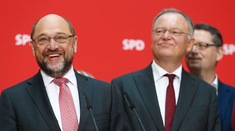 Martin Schulz und Stephan Weil sonnen sich im selten gewordenen Ruhm.