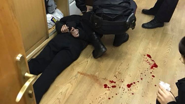 Der Angreifer konnte noch in der Redaktion überwältigt und der Polizei übergeben werden.