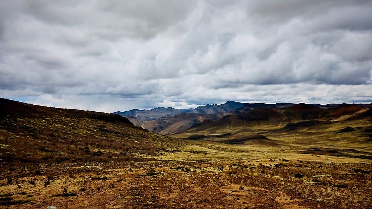 Je höher der Treck klettert, desto näher ist er den Wolken.