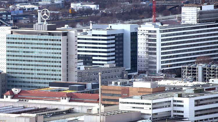 Teil des Mercedes-Benz-Werks Untertürkheim und die Daimler-Konzernzentrale in Stuttgart.