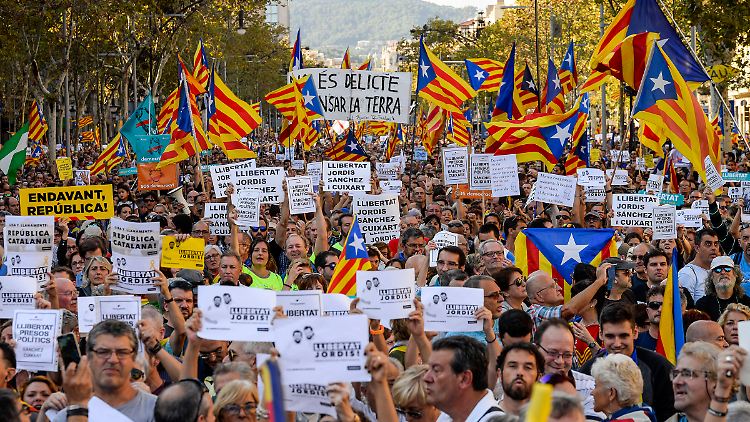 In Barcelona gehen seit Wochen Tausende Befürworter und Gegner der katalanischen Unabhängigkeit auf die Straße.