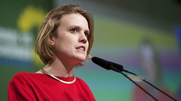 Grünen-Politikerin Terry Reintke wurde vor einem Monat selbst Opfer eines sexuellen Übergriffs. Jetzt ermutigt sie die betroffenen Parlamentsmitarbeiterinnen, Übergriffe anzuzeigen.