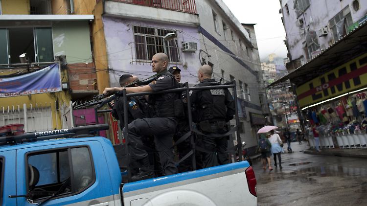 In der größten Favela von Rio ist seit Wochen die Lage extrem angespannt. Polizei und Soldaten versuchen mit Razzien und Kampfeinsätzen die Macht der Drogenbanden zu brechen.