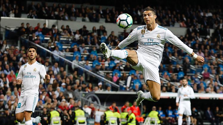 Cristiano Ronaldo (r.) setzte sich bei der Wahl durch.