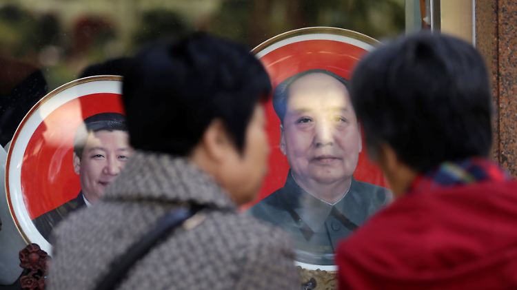 Neben Mao Tsetung sieht der Zierteller mit dem Konterfei von Xi Jinping noch recht winzig aus. 