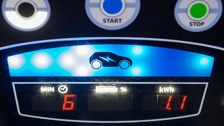 Die Autowirtschaft muss mehr E-Autos auf den Markt bringen, fordert der Bundesverband der Energie- und Wasserwirtschaft.