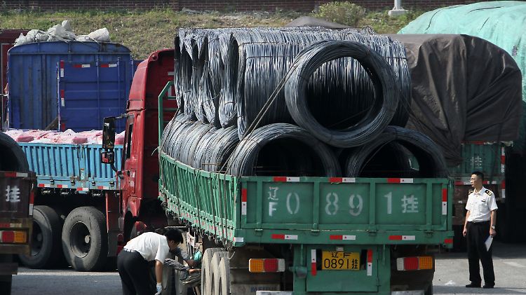 Chinesische Zöllner kontrollieren in Dandong Lastwagen an der Grenze zu Nordkorea.