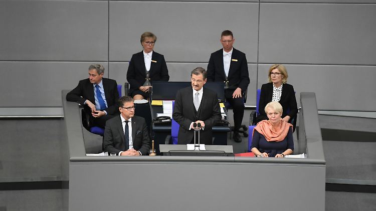Hermann Otto Solms (Mitte) leitet die erste Sitzung des Bundestags.