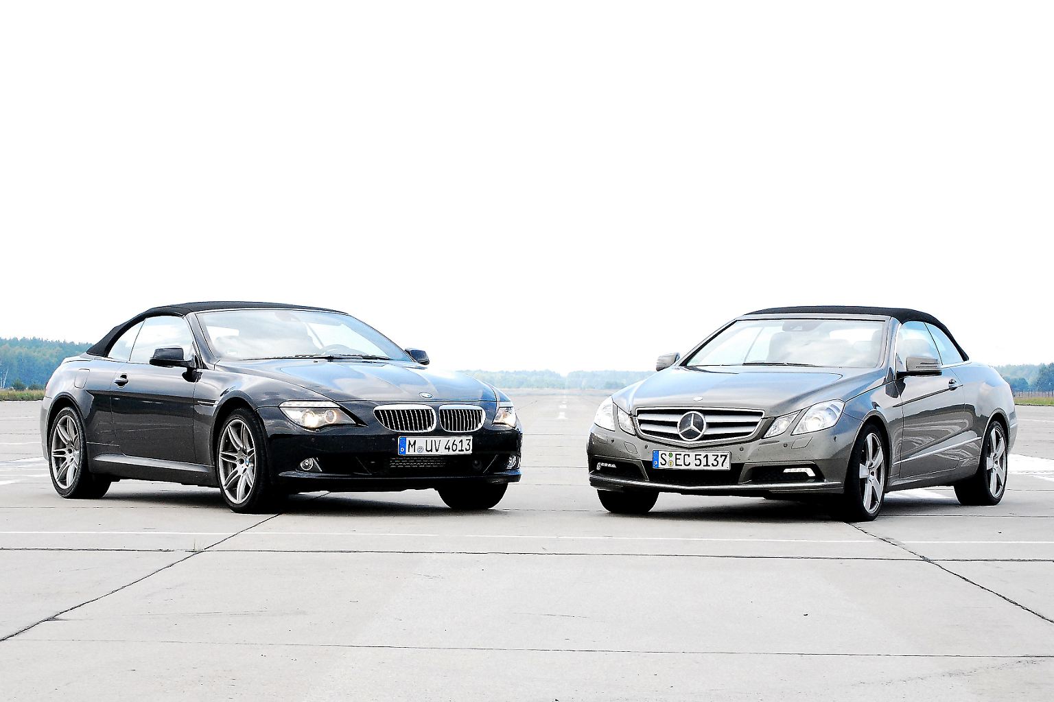 Der eine ist ein Newcomer, der andere gehört zum gehobenen Stand seiner Klasse. Der mit dem Stern macht sich klein, der mit dem blau-weißen Emblem trumpft groß auf. Wir vergleichen das neue E-Klasse-Cabrio mit dem BMW 650i.