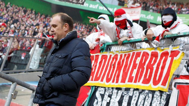 Die Kritik der Fans an Jörg Schmadtke und seiner Transferpolitik war zuletzt immer lauter geworden.
