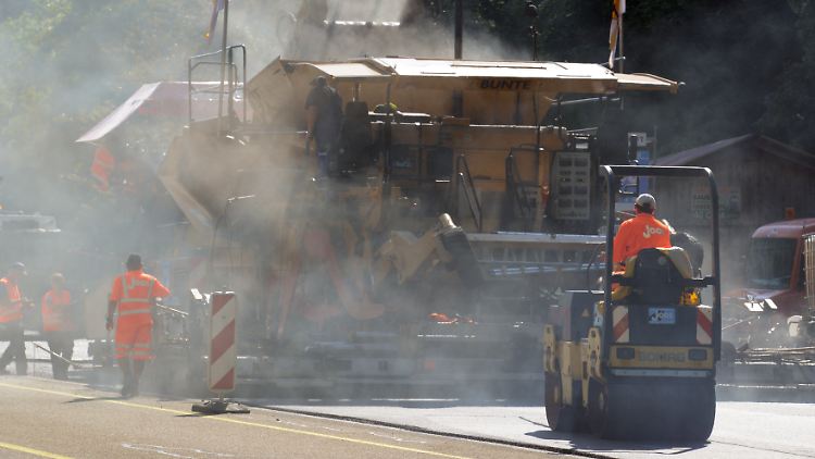 Auch in Deutschland arbeiten viele Ausländer- meist für preiswerte Aufträge.