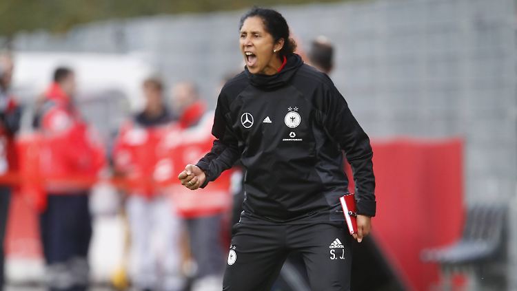 Steffi Jones muss um ihren Job als Bundestrainerin kämpfen.