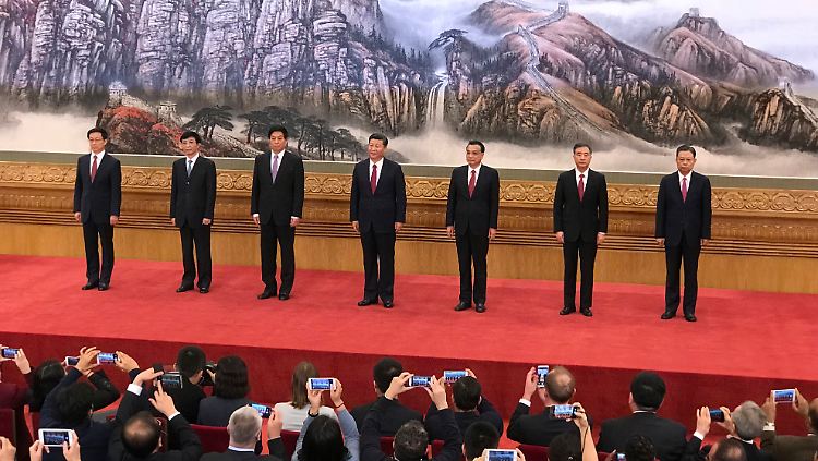 Mittelpunkt in China: Staatschef Xi (m.) und die anderen sechs Mitglieder des Ständigen Ausschusses des Politbüros.