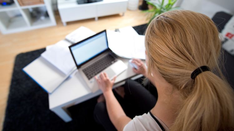 Das durchschnittliche Nettoeinkommen bei Solo-Selbstständigen lag 2016 bei 1567 Euro.