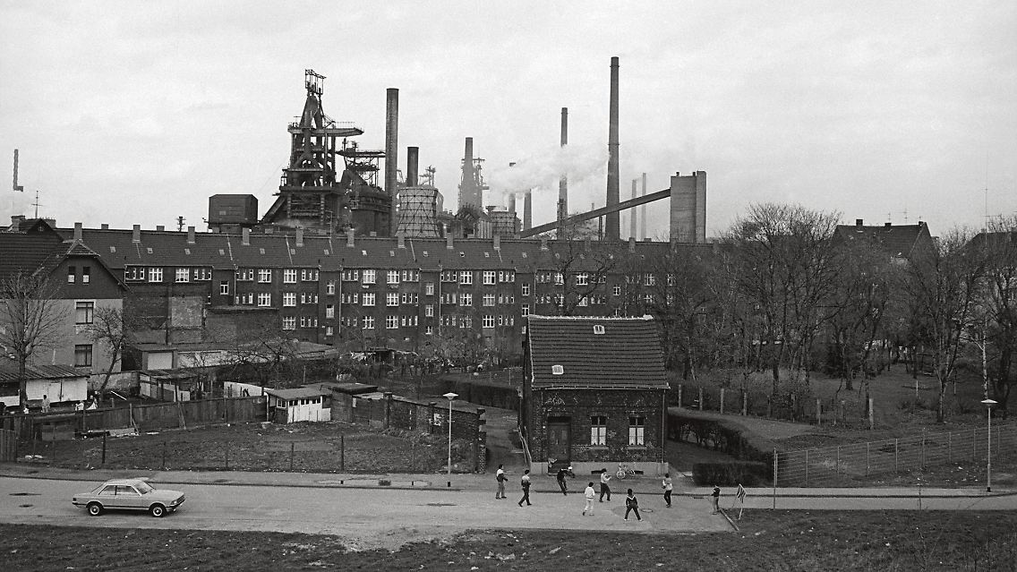 "Da steckt eigentlich alles drin: Fußball, rauchende Schlote und Zechensiedlung", sagt Krause zu dieser Aufnahme aus Duisburg-Bruckhausen. Abgerundet wird das Bild von dem Ford Granada und den Hühnerställen.