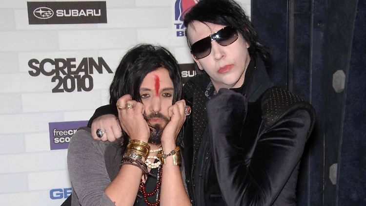 Marilyn Manson (r.) mit Ex-Bassist Jeordie White alias Twiggy Ramirez im Jahr 2010.