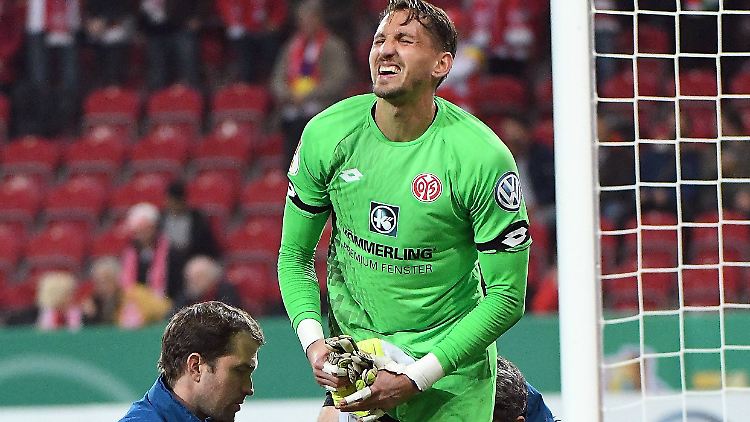 Ohne Adler fahr'n wir zur WM: Der Mainzer Keeper muss seinen vagen Träume wohl begraben.