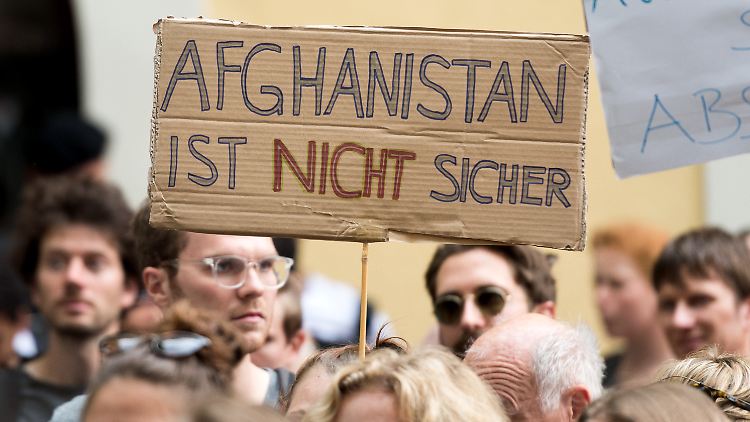 In Deutschland gibt es immer wieder Proteste gegen Abschiebungen nach Afghanistan.