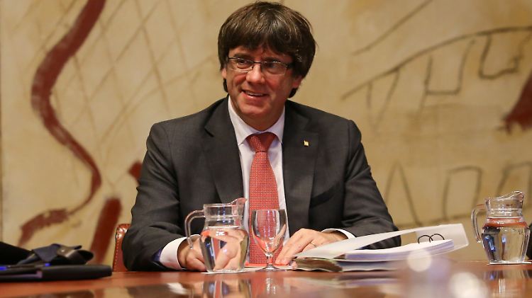Carles Puigdemont bleibt lieber in Barcelona und tagt morgen mit dem katalanischen Parlament.