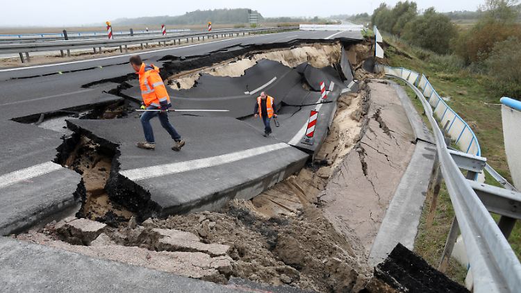 Das Autobahnteilstück der A20 Richtung Rostock ist in den vergangenen Tagen metertief weggebrochen.