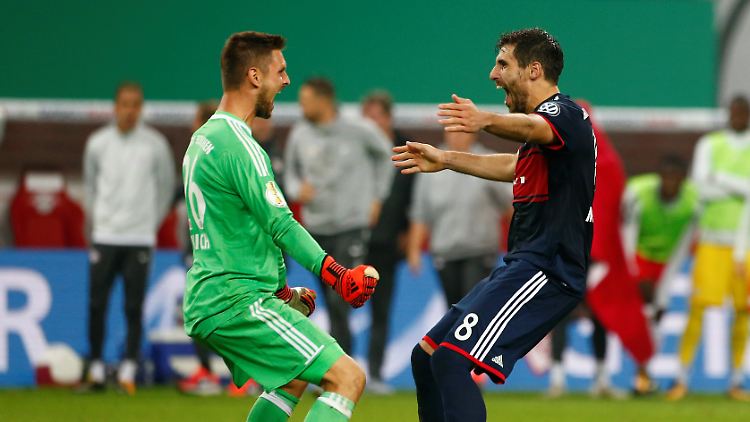 Bayern-Keeper Sven Ulreich hielt den entscheidenden Elfmeter gegen Timo Werner - und feierte hinterher mit Teamkollege Javi Martinez.