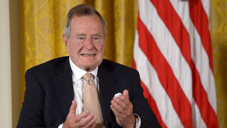 Wenn man im Rollstuhl sitzt, ist man nun mal mehr auf Hüft- als auf Schulterhöhe, meint Bush Senior entschuldigend.